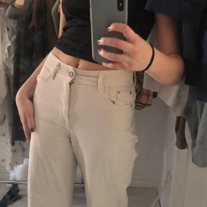 Vita jeans - Superfina vita jeans från bershka! I storlek 38 men passar även 36. 