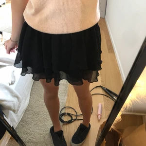 Svart volang kjol med resår  - Säljer min bikbok kjol för att jag vet att jag inte kommer få nån användning för den på vintern tyvärr. Den är så stretchig och bekväm. Tror den skulle passa alla upp mot L efter som den har resår. 