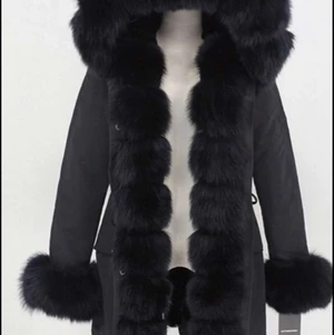 Parka jacka - Säljer min fina Parka jacka i storlek 36/S passar även till 34/XS och eventuellt M beroende på hur man justerar den köpt i vintras och använd 5 gånger ungefär original pris 4000kr säljer den för 1800kr priset kan diskuteras 🦋