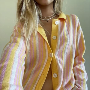 Randig Kofta - Säljer denna extremt mysiga kofta från Zara. Endast använd en gång men är i väldigt bra skick. Passar perfekt såhär till hösten/ vintern. Om fler är intresserade blir det budgivning i kommentarerna! Säljer endast vid bra bud. *frakt tillkommer*