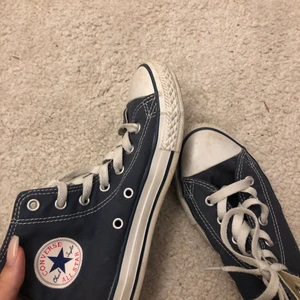 Converse  - Mörklblåa converse i storlek 35 💙 inga skador och nästan som nya. Hör av er om ni har några frågor! 
