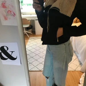 Jacka - Mysig höst jacka som är svart och fluffig på insidan. Den är väldigt mjuk skön och varm. Det är en häst och tidig vinterjacka. Den är helt underbar skön och snygg. Den har dragkedja och en fluffig krage