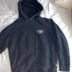 Vans hoddie - Vans hoddie i fint skick dock lite uttvättad man super fin annars. Skriv för mer bilder💕