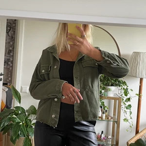 militärjacka från Zara 🌈 - Supercool militärjacka från zara, knappt använd 💕