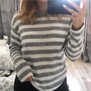 Stickad tröja - Superfin randig stickad tröja som tyvärr inte kommer till användning,  passar s,m,l! Frakt läggs till på priset 