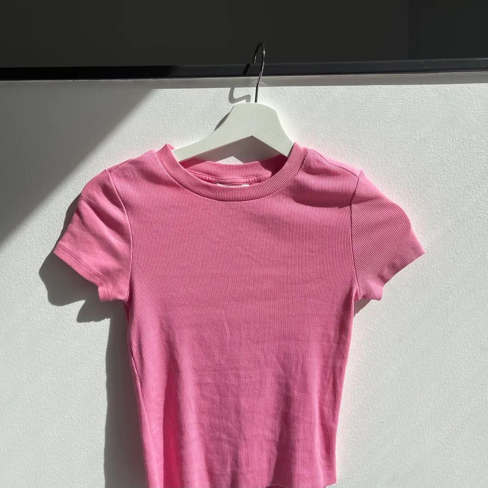 En fin rosa t-shirt från MONKI, använd fåtal gånger!!! Jättefin rosa tröja till sommarn <333 den är stor i storleken. Kom privat för fler bilder och frågor osv!!!! . T-shirts.