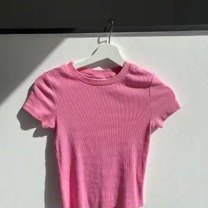 En fin rosa t-shirt från MONKI, använd fåtal gånger!!! Jättefin rosa tröja till sommarn <333 den är stor i storleken. Kom privat för fler bilder och frågor osv!!!! 