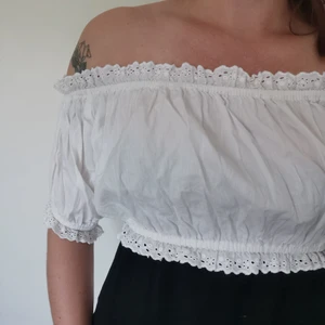 Vit crop-top - Tropisk off shoulder crop top. Mycket elastisk, 100% bomull. 