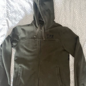 EA7 Armani zip hoodie strlk M - Skick: 9/10 använd 2-3 gånger