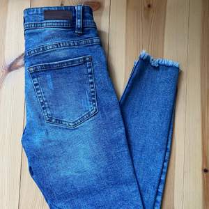 Jeans från Pieces strl XS. Hög midja. Använda få antal gånger därav i fint skick. Köparen står för frakten. 