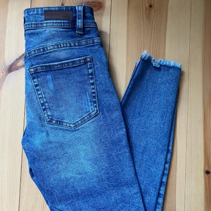 Jeans  - Jeans från Pieces strl XS. Hög midja. Använda få antal gånger därav i fint skick. Köparen står för frakten. 