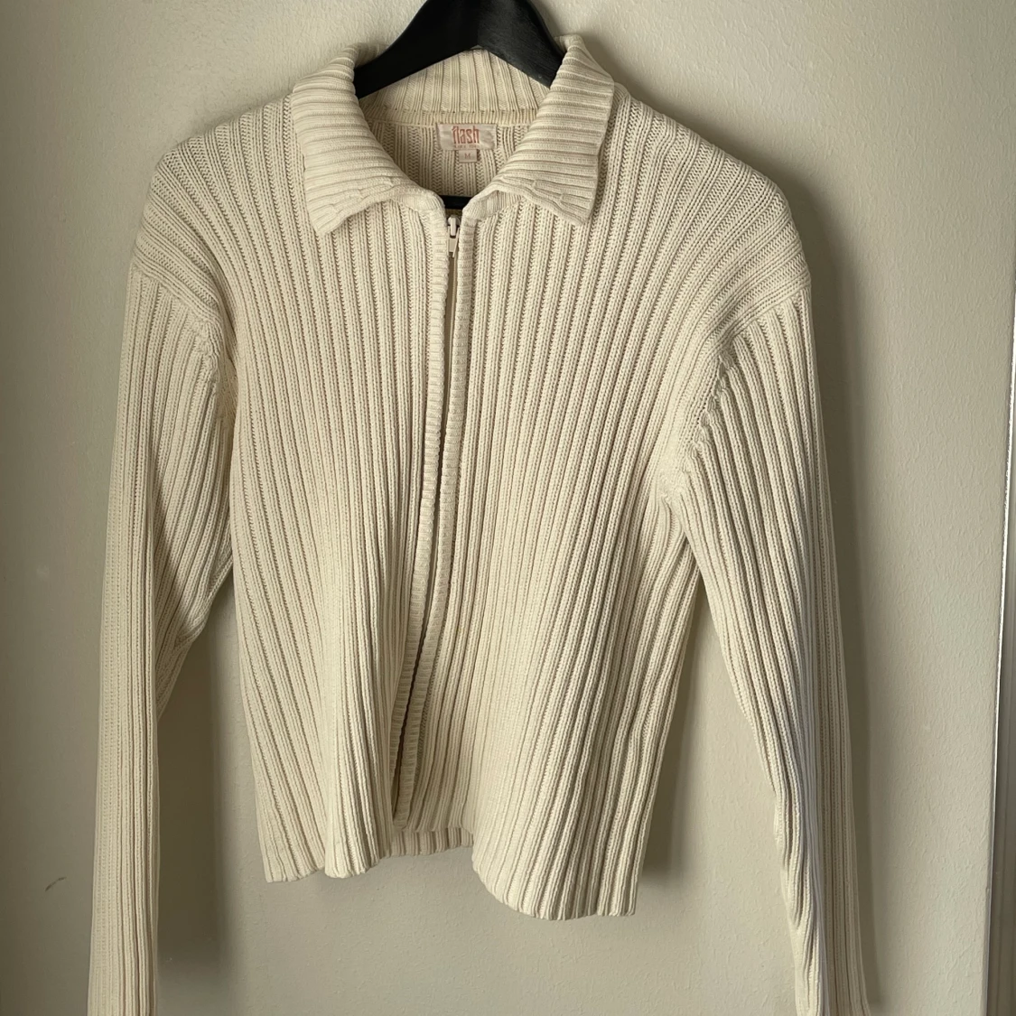 Vit stickad tröja med dragkedja  - 90