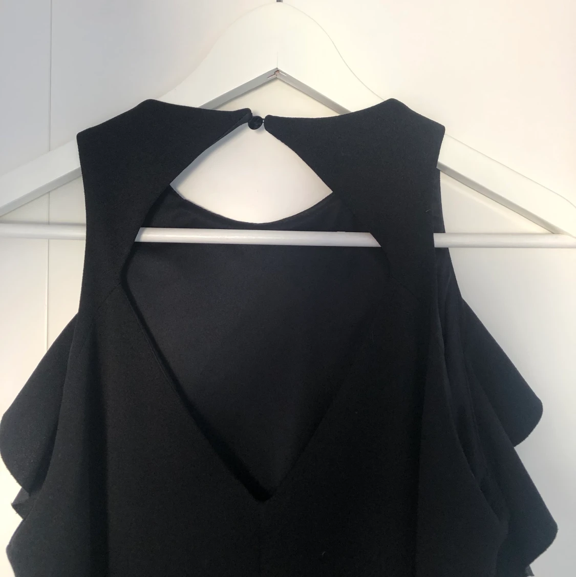 Svart klänning med volanger - 91