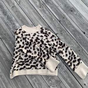 En JÄTTESKÖN och mysig leopard tröja med långa armar. Är inte ett dugg stickig och är inte nopprig. Perfekt till hösten!
