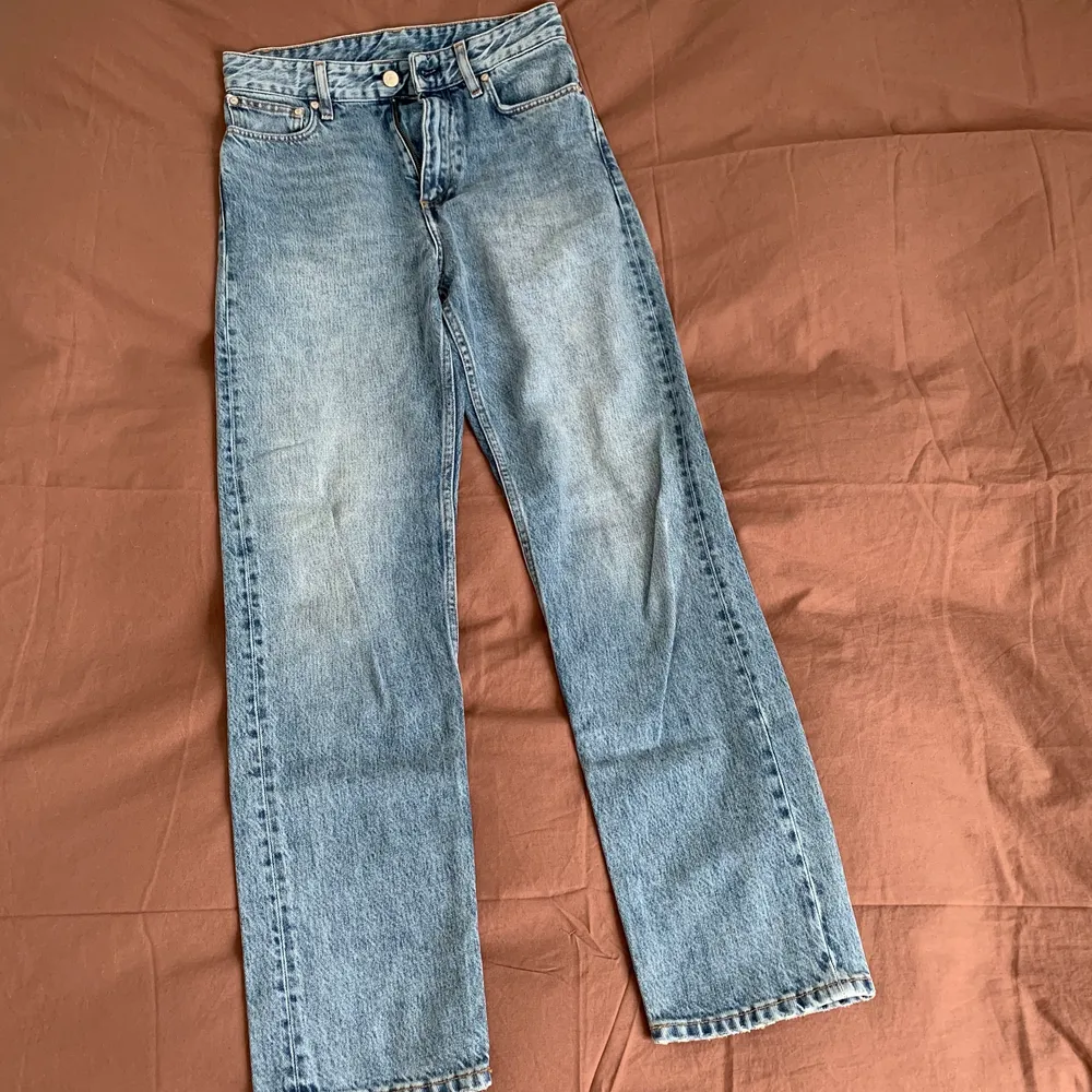 Högmidjade jeans från WHYRED i storlek 27/32.. Jeans & Byxor.