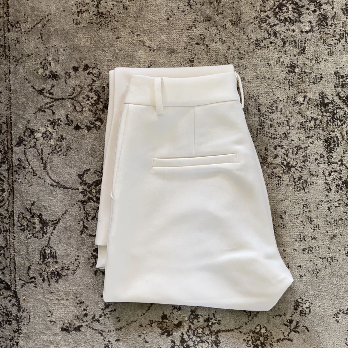 Snygga utsvängda vita byxor!  - 90