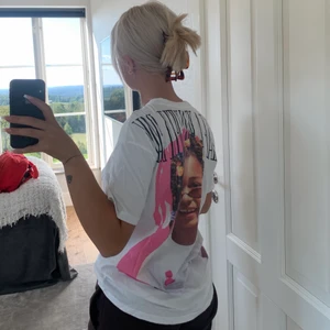 T-shirt med tryck på ryggen  - Säljer denna tshirt från Zara, använd max 2 ggr! Två mindre tryck på framsidan och sen ett stort tryck på ryggen, oversized🤍