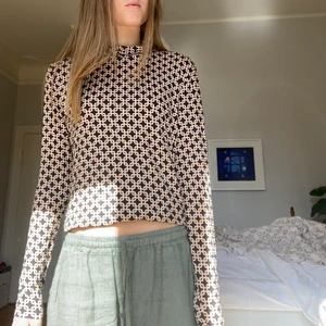 Mönstrad topp - Säljer denna OTROLIGT sköna och snygga tröja från Richard Allan X hm kollektion. Passar mig som ofta har S då materialet är stretchigt!