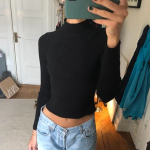 Stickad polotröja - Stretchig stickad polotröja. För kort i ärmarna på mig och finns inget värre än när kläder är för korta🙂 så säljer vidare. Använd en gång och inköpt nyligen!