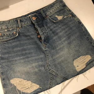 Jeanskjol zara - En jeanskjol från Zara som aldrig är använd. Kan mötas upp och frakta!!☺️