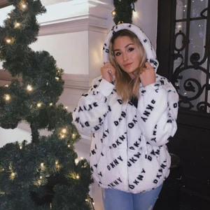 Fluffy coat DKNY - Im selling DKNY coat bought in London. Mint condition. Size L, Im S and this is how it looks on me. I can send more pictures. 