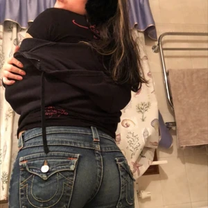 True religion  - Jätte snygga true religion jeans i storlek 31 (passar på s/m då d är små i storleken ) som är bootcut, skriv för fler bilder  ( lite av  själva märket har lossnat därav priset 