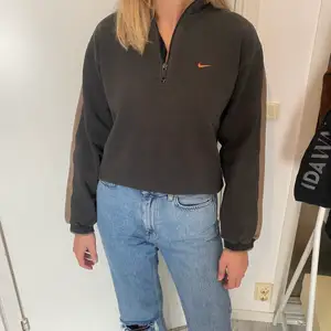 INTRESSEKOLL! Funderar på och sälja den här vintage pullovern från Nike vid bra pris. Använd fåtal gånger och är i bra skick. Storlek S (tror i kill storlek) så därav lite oversized och passar även M! Skriv privat vid funderingar:)