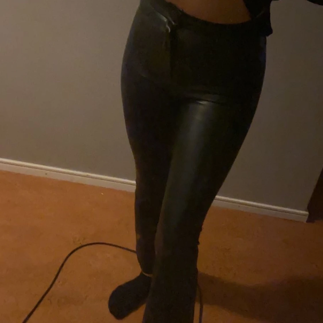 Utsvängda skinn byxor  - 90