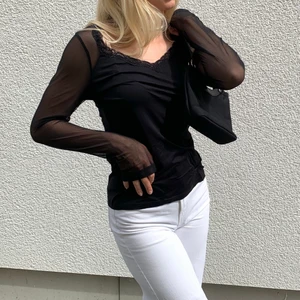 Tröja - As ball topp med spets detaljer och mesh ärmar köpt på secondhand! Köparen står för frakten 🤎