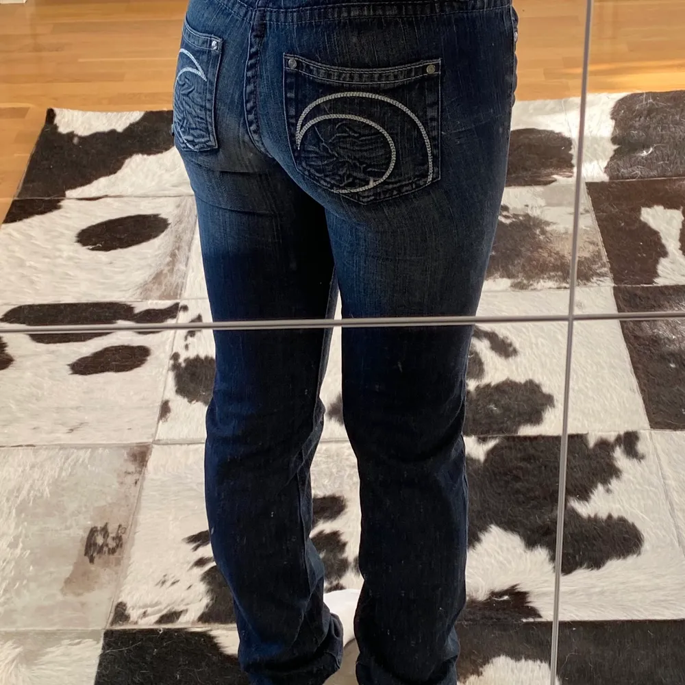 Jättefina vintage jeans som tyvärr är för små. De är i stl M men skulle säga att de är S.. Jeans & Byxor.