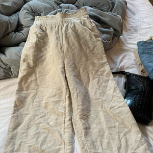 Linnebyxor från hm - Linnebyxor från hm. Väldigt bra skick och i storlek xs men passar även s. Säljer för 300 kr + 66 frakt❤️