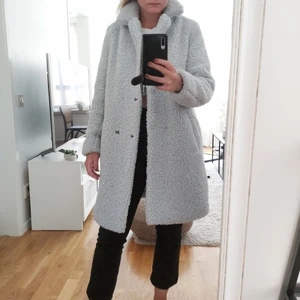 Teddykappa/rock  - Supermysig och skön teddykappa/rock i ljusgrå. Perfekt vinterkappa 🙌 Inköpt på Zalando, märket är Noisy May. Storlek M. Knappar framtill och sidofickor. I bra skick.  Frakt tillkommer 