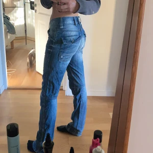 Coola jeans med detaljer - Coola lågmidjade jeans med detaljer, jag är ca 170cm!