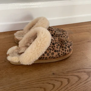 Shepherd tofflar i storlek 36 - Sköna äkta Shepherd tofflar i leopardmönster. Fint skick! I storlek 36 men skulle säga att de passar 36-37.