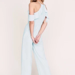 Byxdress - Byxdress med långa ben från Ginatricot. Köpt för många år sen så finns inte kvar i butik men den är helt oanvänd, så i nyskick. Den är ljusblå, den första bilden stämmer mest överens om färgen! 