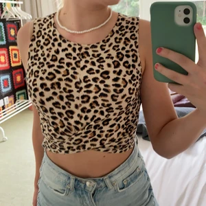 Söt topp - Säljer denna ur gulliga topp ifrån H&m med leopard mönster på. Det kommer inte till användning längre.💕 Använd endast 3 gånger!!