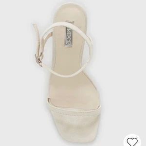 Beige Square heels  - Tyvärr så måste dessa jätte stiliga skor säljas då mina fötter är breddare än strängen där framme. Passar grymt bra till alla former av klädstilar, då dessa skor lyfter din outfit. ➡️ NLY SHOES : Square heels, • Helt oanvända, • ST 37, men passar inte om man har breda fötter. 