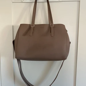 Väska - Don Donna väska i bra skick. Rymlig med flera fack, inkluderande dator/ipad fack. Rejäl läder känsla som matchar till de mesta! Värde 900kr.