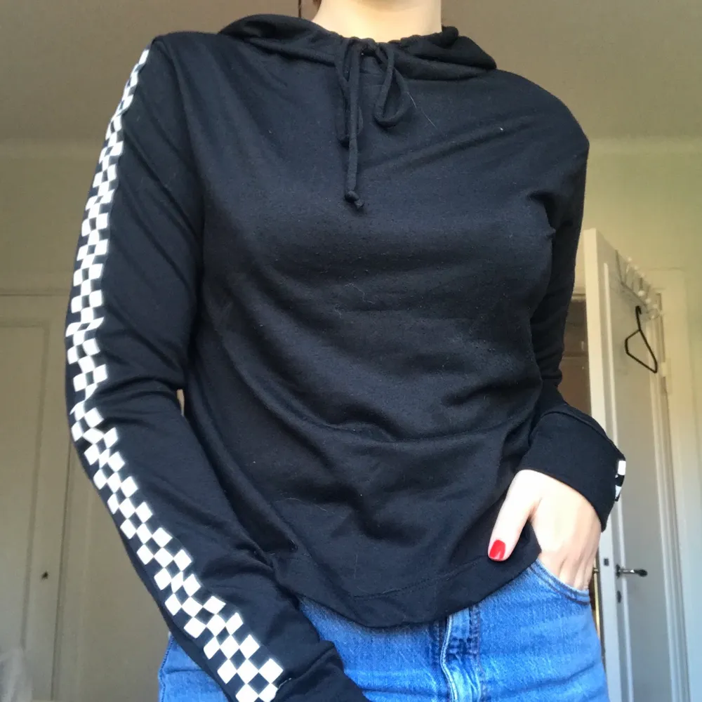 En vit och en svart hoodie med liknande mönster på armarna. Ganska tunna och croppade. Möta gärna i Uppsala/ Luthagen😇. Hoodies.
