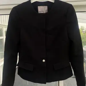 Superfin kort kappa/kostymjacka från Vero Moda! Storlek XS och är i väldigt bra skick!