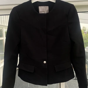 Kort kappa  - Superfin kort kappa/kostymjacka från Vero Moda! Storlek XS och är i väldigt bra skick!
