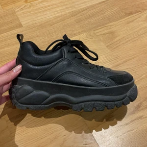 chunky sneakers - Ett par svarta chunky sneakers som knappt är använda😌 stl 37 men passar även 38