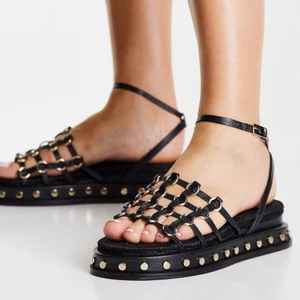 Svarta coola sandaler - Helt nya fortfarande i sitt paket! Säljer pga de råkades klicka hem, inte min stil! 