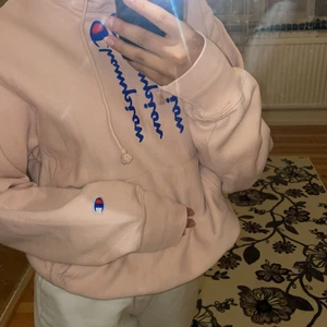 Så snygg champion hoddie med tryck  - Så fin Champions hoddie som har tyvärr inte används så mycket men skit snygg vintage hoddie . Så fin och pris kan diskuteras vid snabb affär