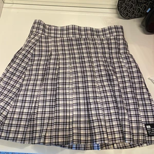 Plisserad kjol - Super fin plisserad kjol från bershka, orättvisa bilder men går Tyvär inte o få bättre , men det är samma modell som den sista bilden bara en annan färg