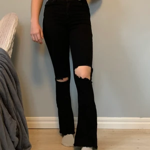 Bootcut jeans med hål - Snygga byxor med hål från Gina tricot! Stl s. Sparsamt använt och inga skador. 