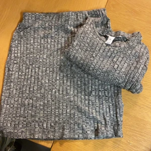 NLY set - Säljer ett twopiece-set från NLY trend i storlek S! Superstrechig kan även passa en M. Kort Top/hög kjol, långärmad & liten krage. Pris är exkl frakt :)