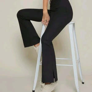 Kostymbyxor m Slits - Snygga mörkgrå kostymbyxor med slits, alldeles nya och skit snygga till alla olika sorters tillfällen. Aldrig använda då de it satt bra på mig 💗💗