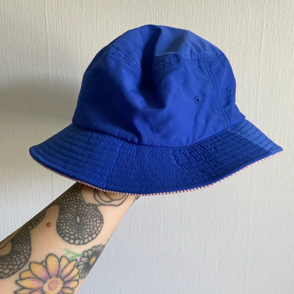Säljer nu denna fina versatile bucket hat från Obey! Man kan antingen ha den i rosa eller blå. Accessoarer.