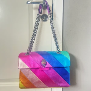 Kurt Geiger väska  - Intressekoll på min underbara väska från kurt geiger, Små defekter på undersidan, annars i jättefint skick! 